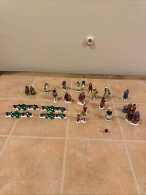Dept 56 Heritage Village Figures Lot - Assorted Loose Figurines 23 Total Pieces